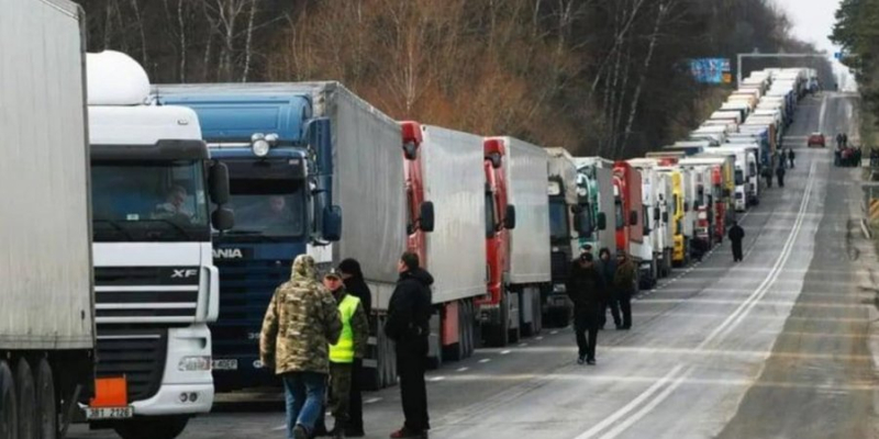 Рух є, але вкрай повільний. На кордоні з Польщею заблоковано чотири пункти пропуску, у черзі 3700 вантажівок — ДПСУ