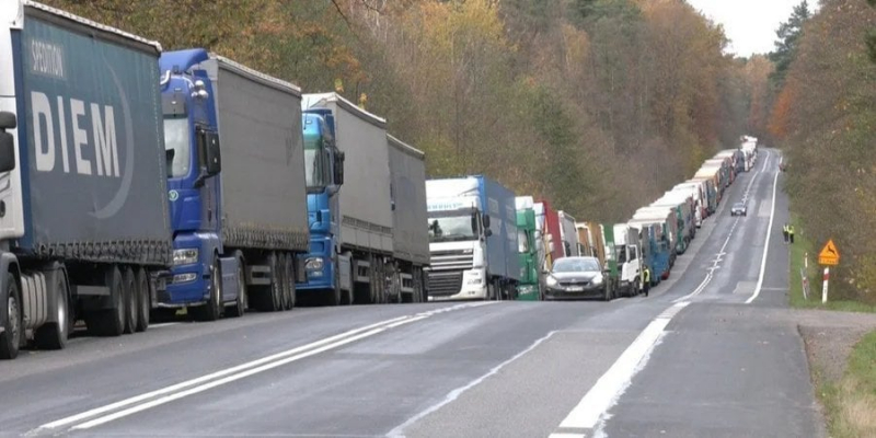 Ситуація загострюється. Почалися черги з вантажівок на кордоні України з Угорщиною