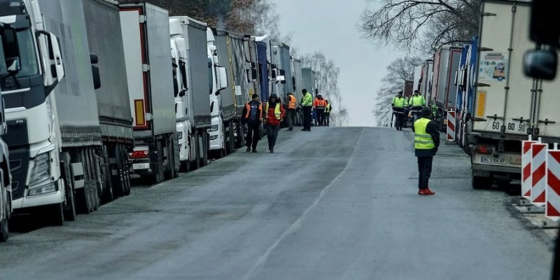 Блокування польського кордону. У пункті пропуску Угринів-Долгобичув почалося оформлення вантажівок