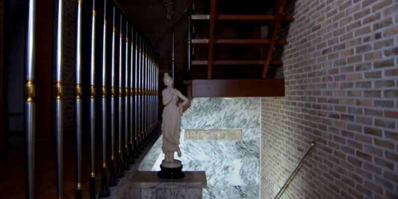 Приємний сюрприз для власників. Сходи бельгійського будинку півстоліття прикрашала справжня антична статуя з Помпей