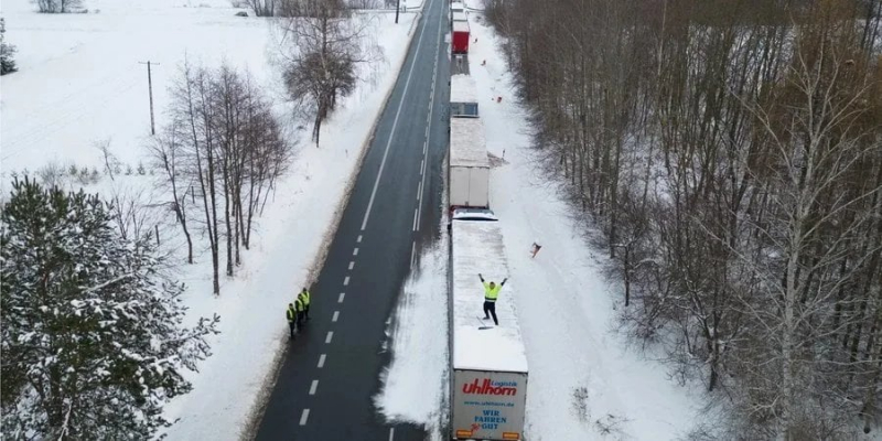 В черзі лише тисяча автівок. Рух вантажівок на кордоні зі Словаччиною відновлюється