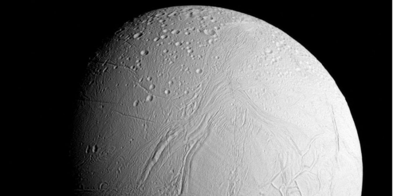 Загадковий Енцелад. Вчені знайшли молекули спирту і кисню на супутнику Сатурна